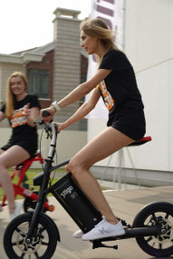 femme sur mini-scooter