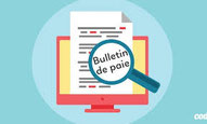 Bulletin de salaire devant un ordinateur