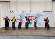 久留米市民の皆様にネパールのダンスを披露