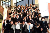 学内のクラーク記念国際高等学校久留米キャンパスの高校生との交流