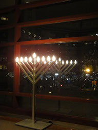 オフィスビルで点灯されているメノーラー