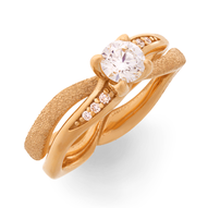 Solitär in Rotgold mit Brillanten aus der Verlobungsring Kollektion Unendliche Geschichte der Goldschmiede OBSESSION Zürich und Wetzikon