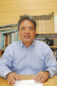 東日本大震災の被災者への思いを語る浦崎会長=8日午後、八重山日報社