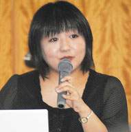 発達障害について講演する与那城臨床心理士=27日午前、市立図書館