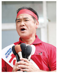出陣式で第一声をあげる佐喜真淳氏=13日、那覇市