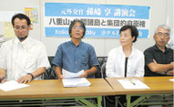 孫崎さんの講演会開催を発表する大田実行委員長(左から2番目)ら=7日午後、官公労共済会館