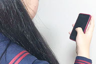 「LINEやゲームに夢中になる」と答えた保護者が子どもにスマホを持たせている保護者の36・2%となった(資料写真)