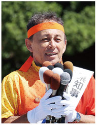 出陣式で第一声を放つ玉城デニー氏=13日午前、伊江島