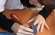 Découpe de cuir tannage végétal au couteau à pied
