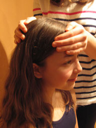 Kinesiologie Übung Stirn-Hinterkopf halten