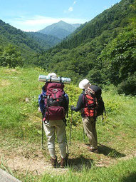 朝日鉱泉前の登山口から主峰大朝日岳を望む