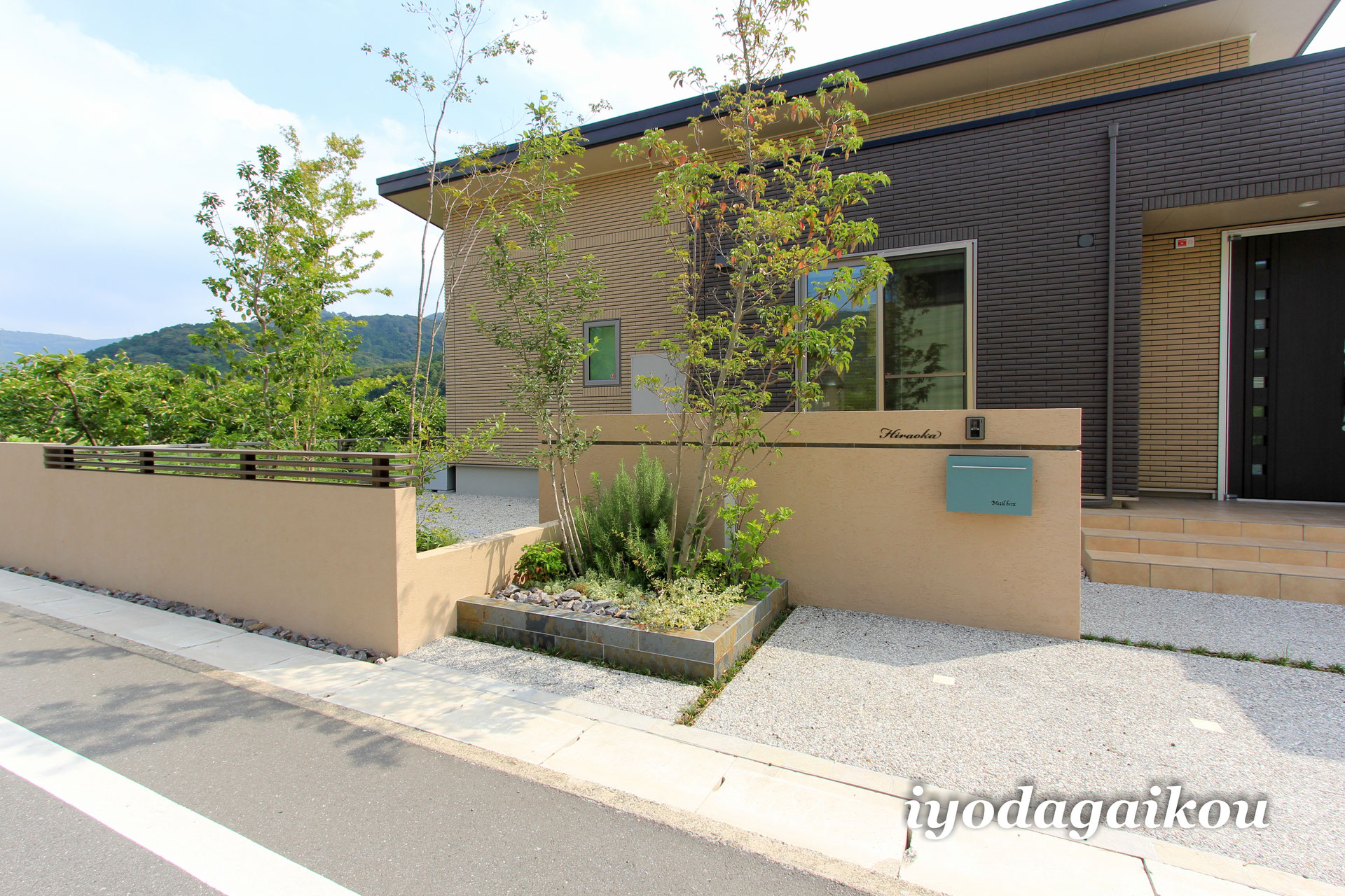 I Smartを素敵にみせる タイルテラスのお庭とシンプルラインの門廻り 素敵と便利をプラスする豊橋市の外構専門店 イヨダ外構