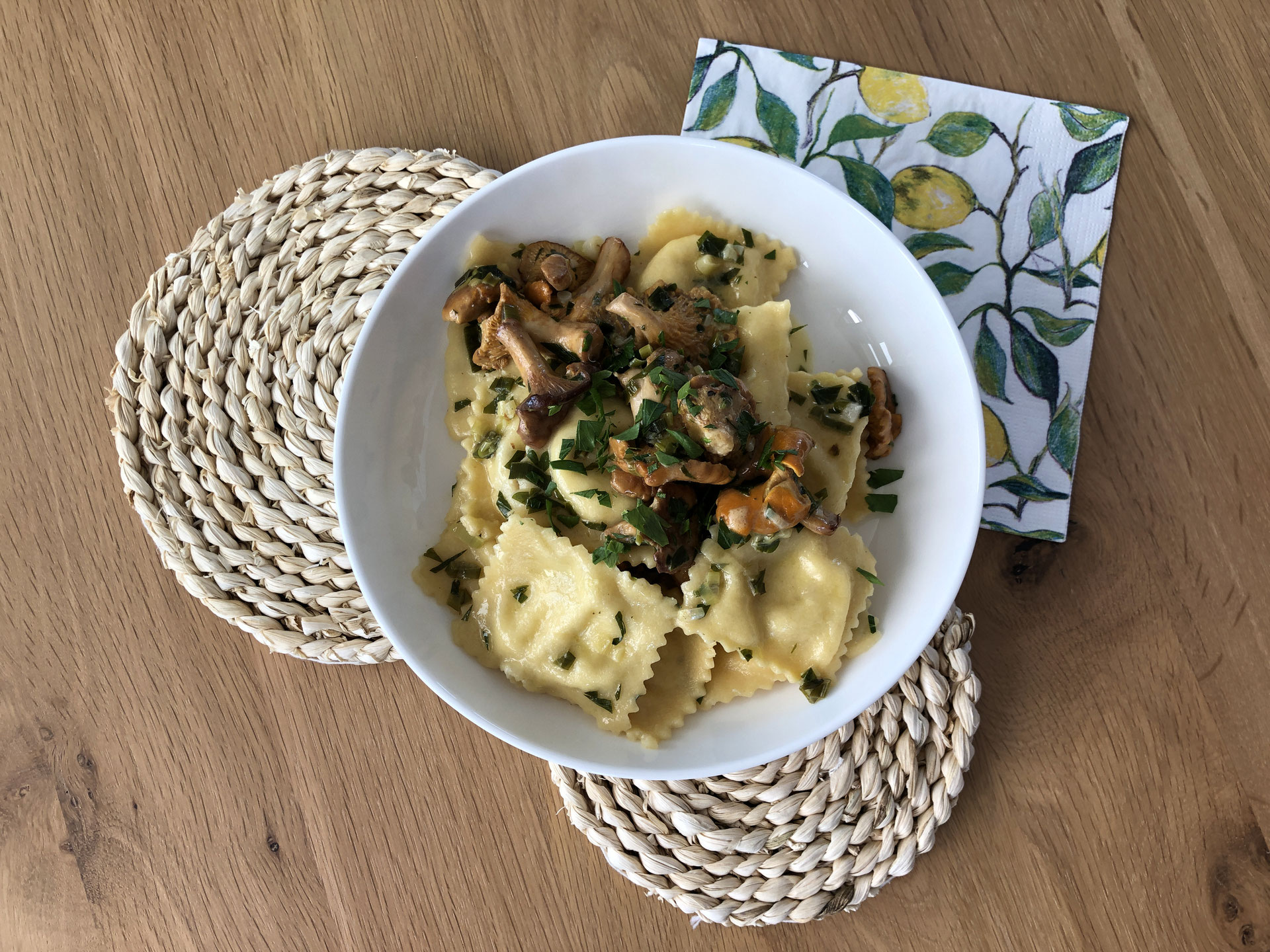 Birnen-Ricotta-Ravioli mit frischen Pfifferlingen - cook it. grill it