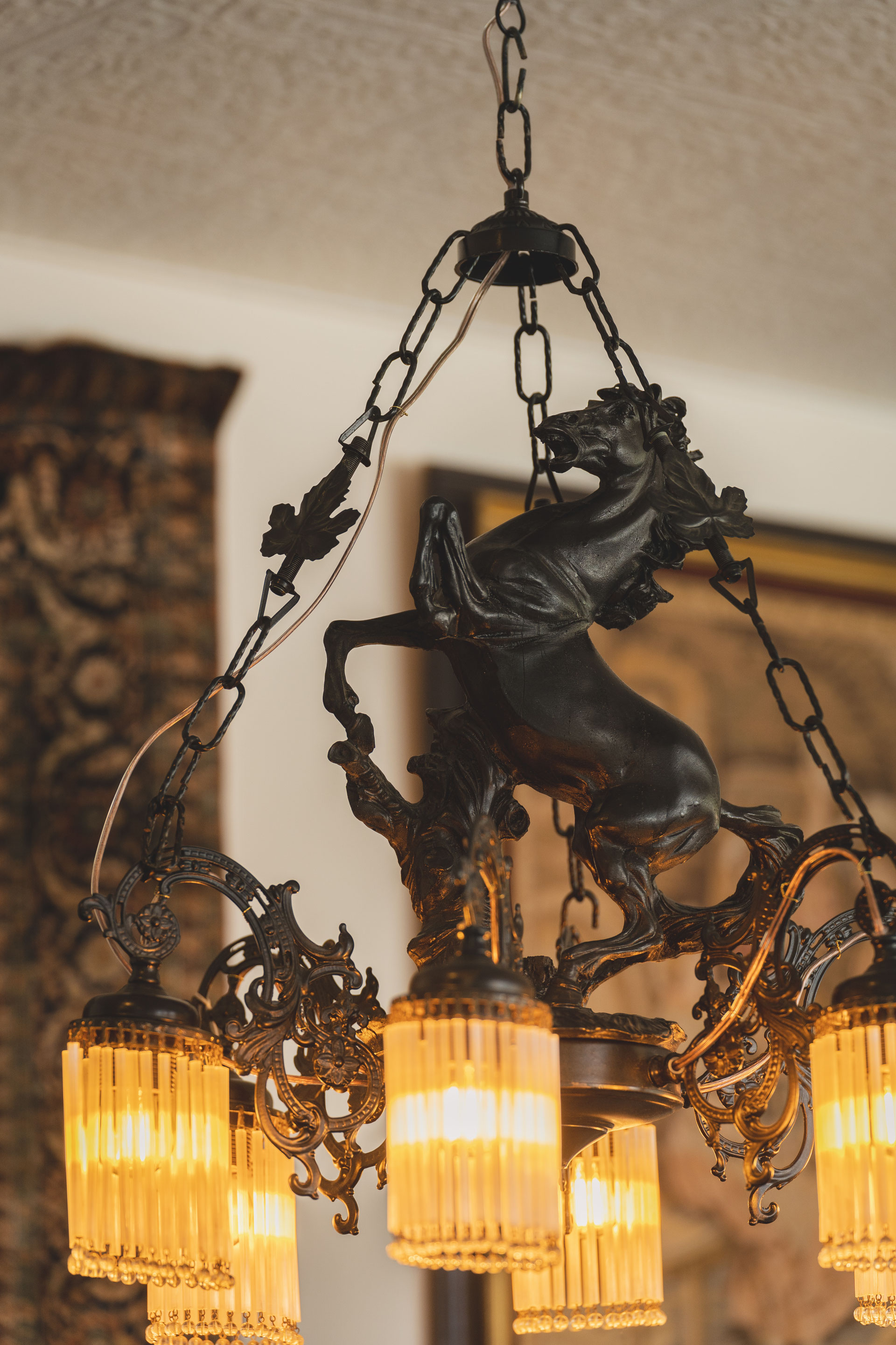 アンティーク入門Vol.23】シャンデリアは富裕層のステイタスシンボル