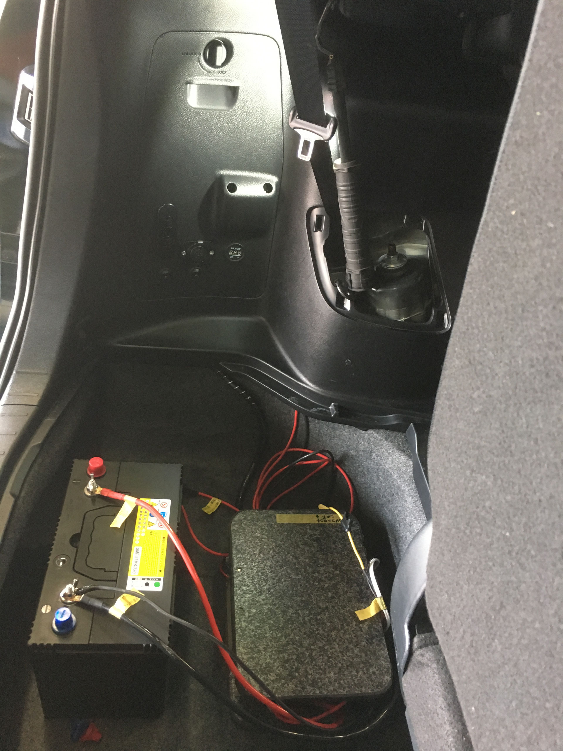 ｲｴﾛｰﾊｯﾄ三郷店様にて 80ヴォクシーに走行充電システムを取り付けまし