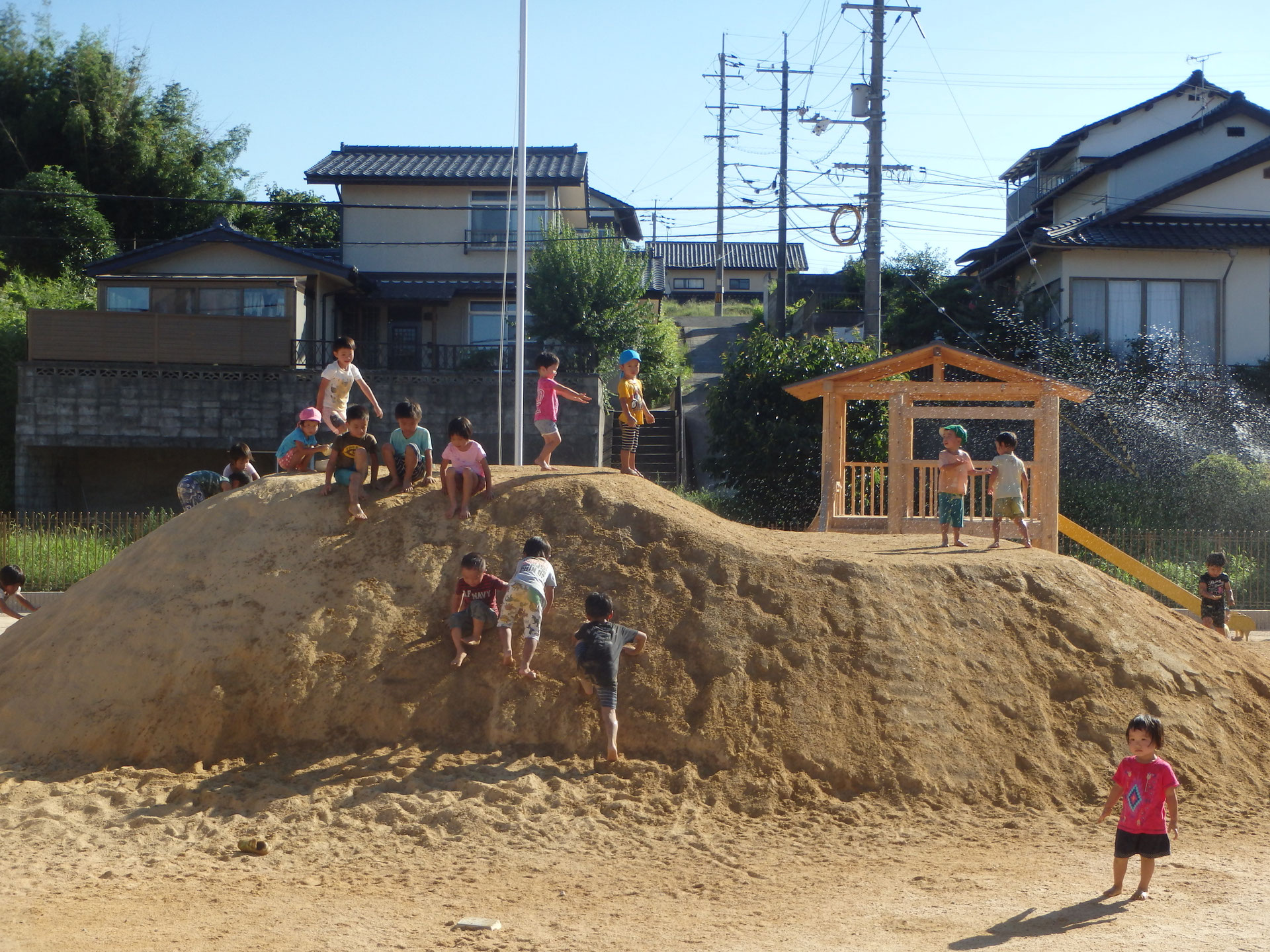 築山が出来ました こばと保育園