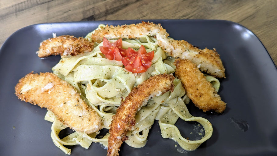 Hänchenfilets in knuspriger Kräuterpanademit Fettucine und würziger ...