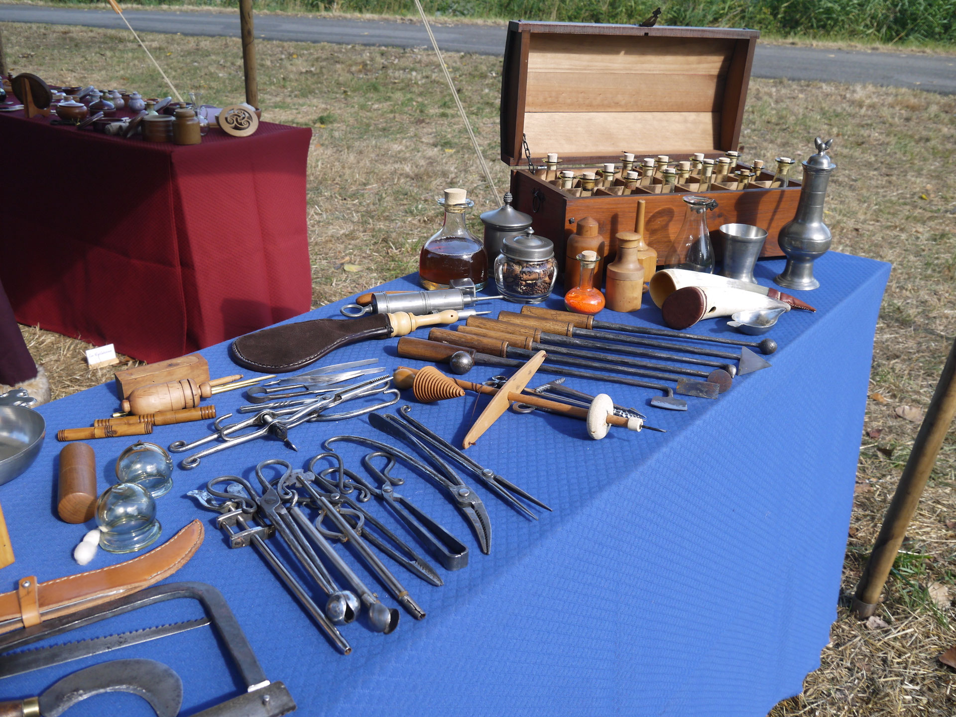 Chirurgien Barbier et ses instruments Compagnie Médiévale Barbe Torte Chirurgien Barbier et ses instruments Compagnie Médiévale Barbe Torte