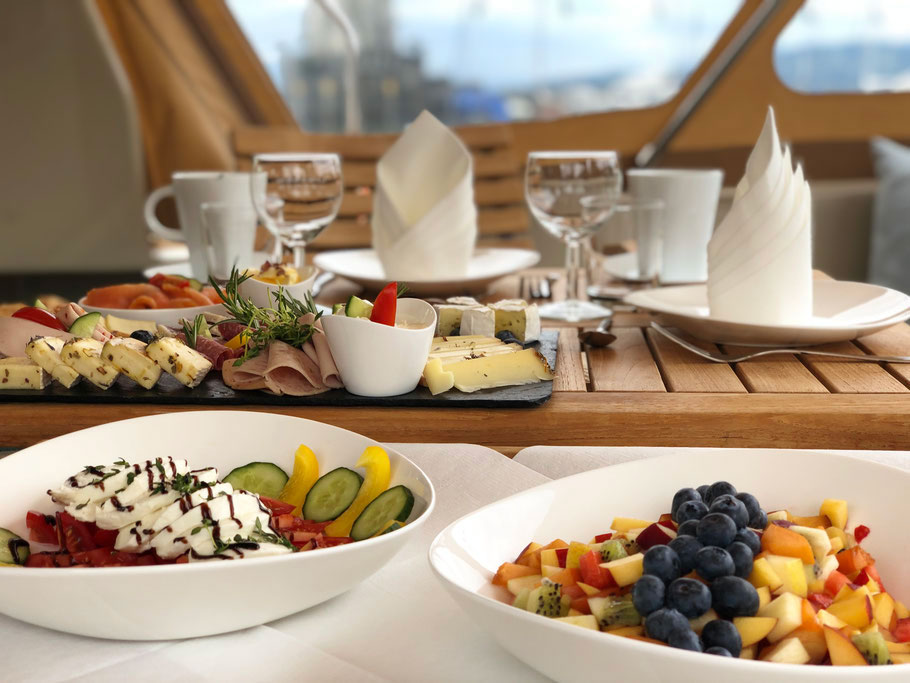&hellip;zu zweit mitten auf dem Bodensee frühstücken See Frühstück für