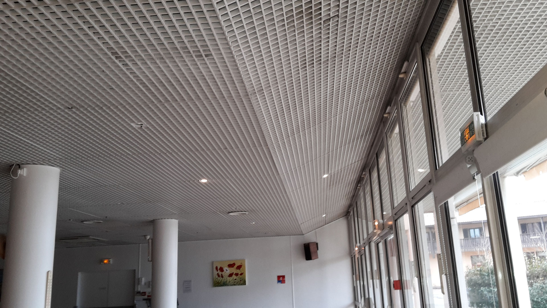 Plafond démontable en plaques de plâtre perforées
