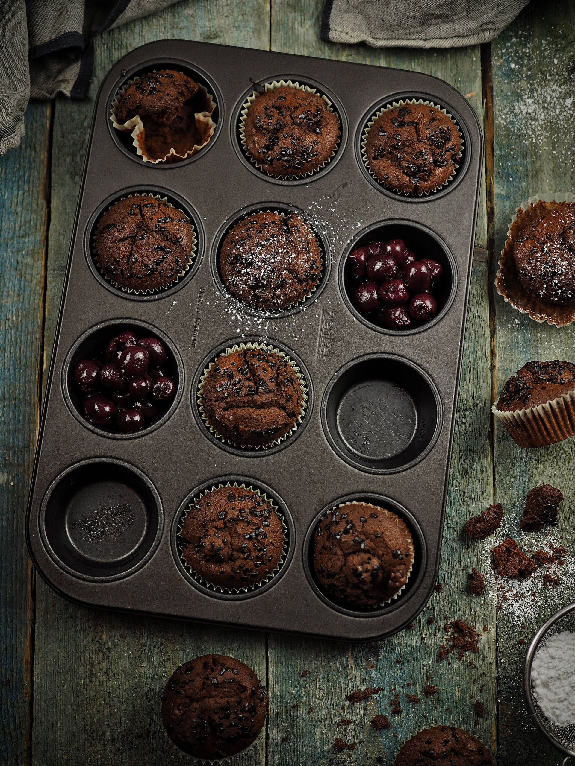 Rezept für weihnachtliche Schokoladen-Gewürzkuchen-Muffins mit Kirschen ... Rezept für weihnachtliche Schokoladen-Gewürzkuchen-Muffins mit Kirschen ...