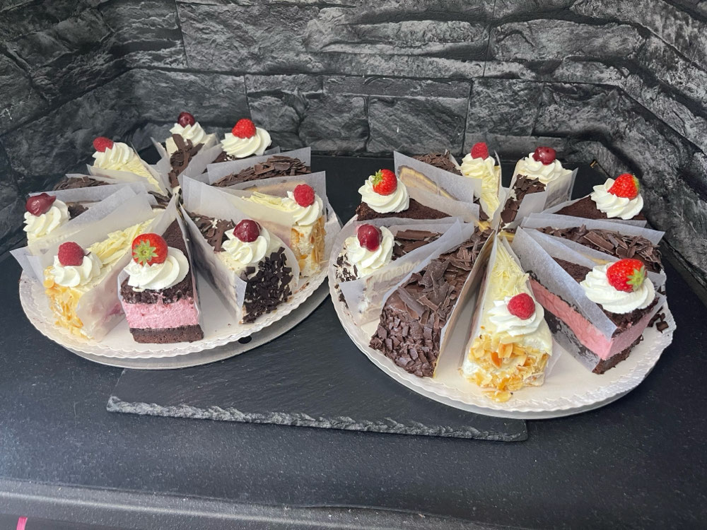 Natürlich gibt es auch klassische Torten in unserem Sortiment
