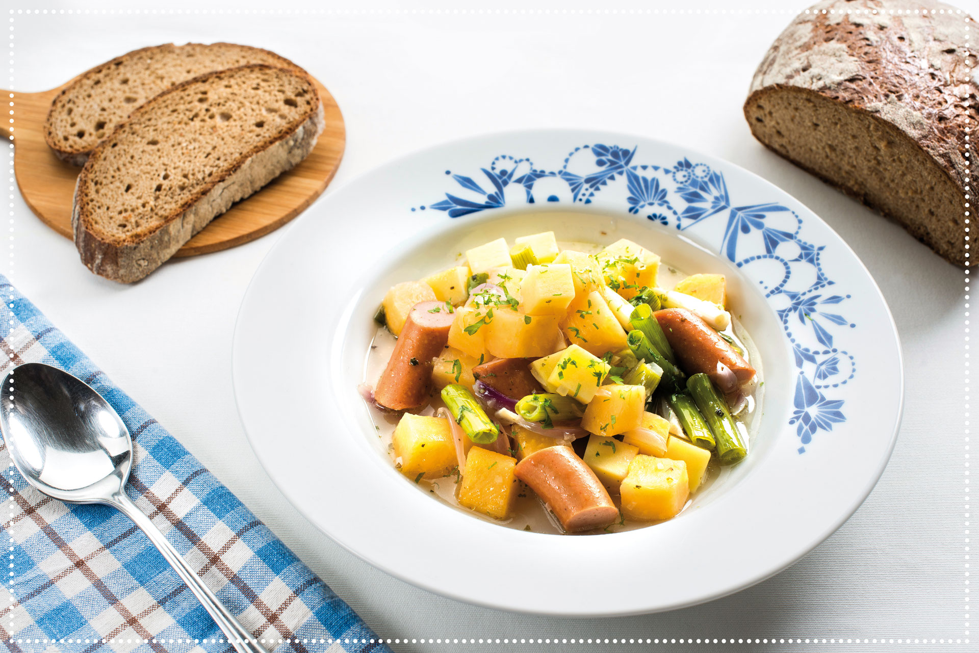 Eintopf mit Steckrüben, Kartoffeln und Würstchen - Geschältes Gemüse ... Eintopf mit Steckrüben, Kartoffeln und Würstchen - Geschältes Gemüse ...