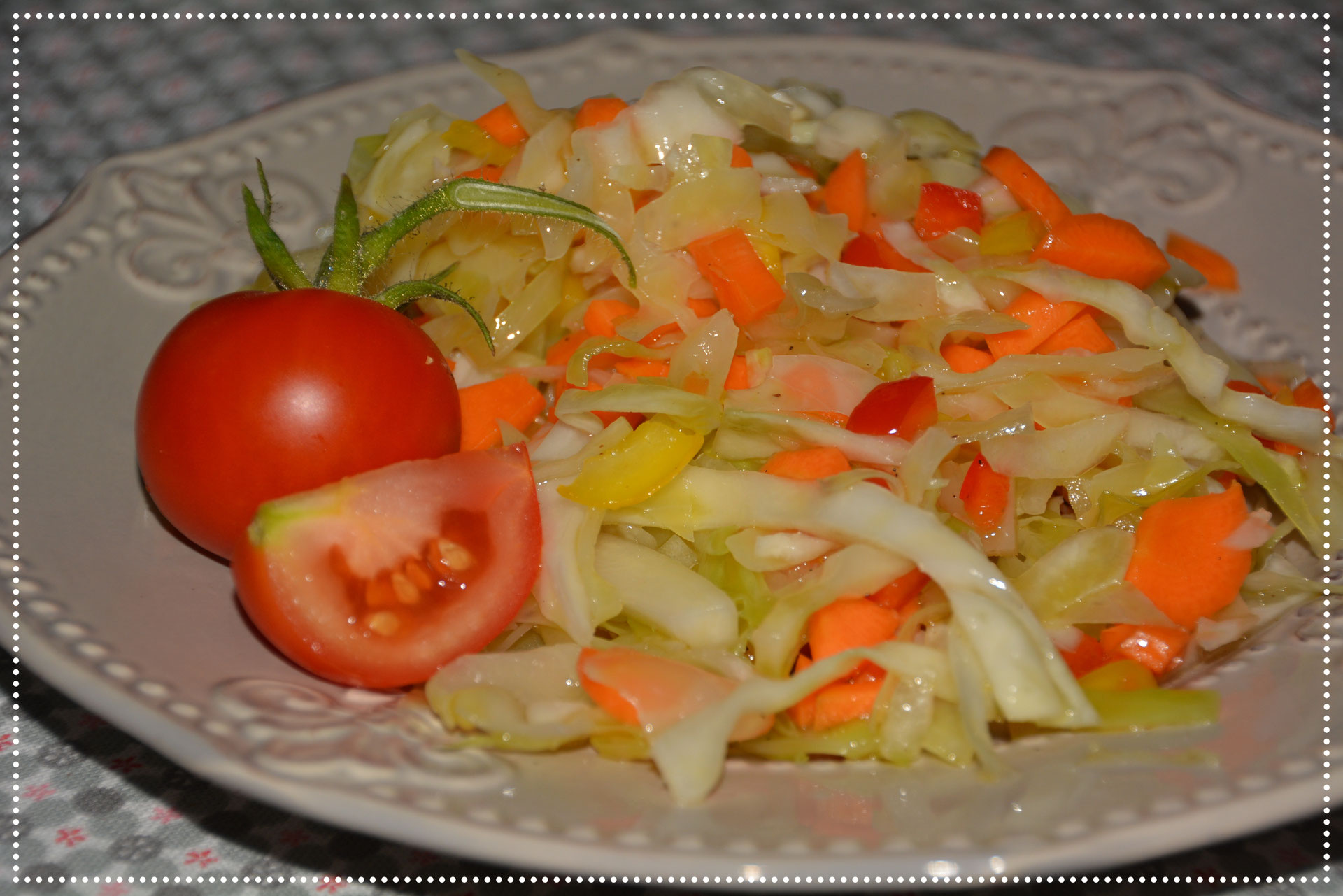 Salat mit Weisskohl, Pparika und Möhre - Geschältes Gemüse bestellen