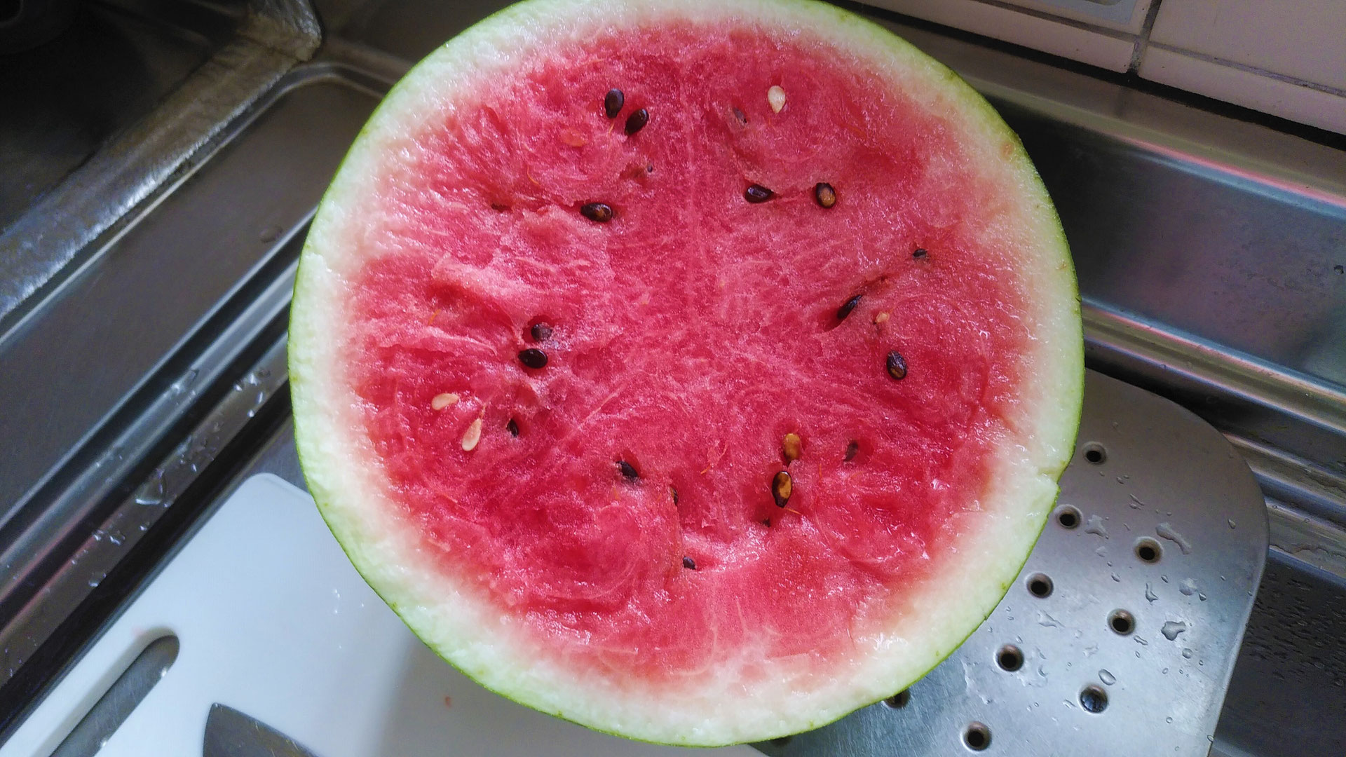 スイカを切る 八丈島民泊 和み家