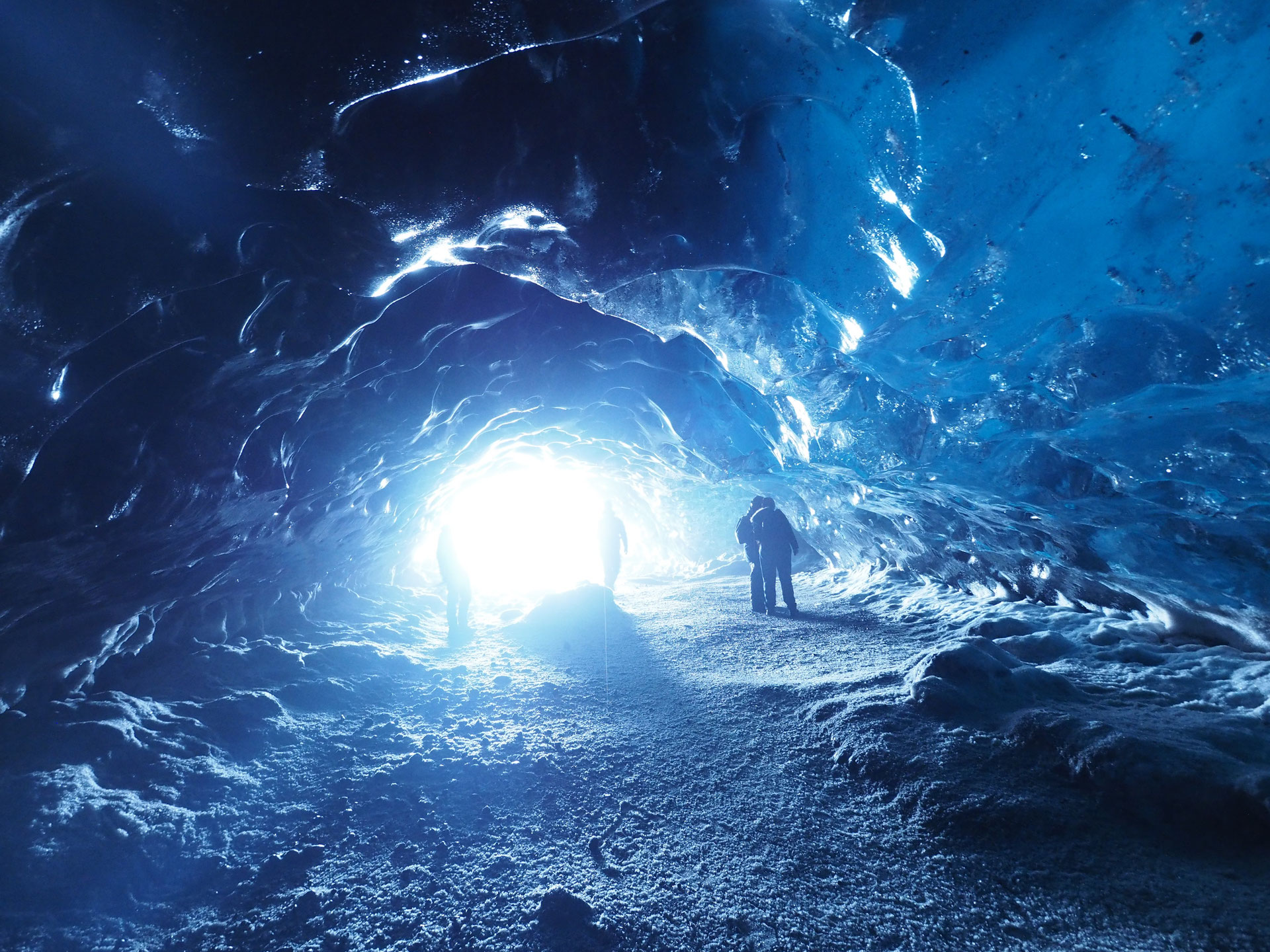 冬のアイスランド 氷の洞窟 ジェルネイルアート定額キャンペーン実施中のシルエットへようこそ