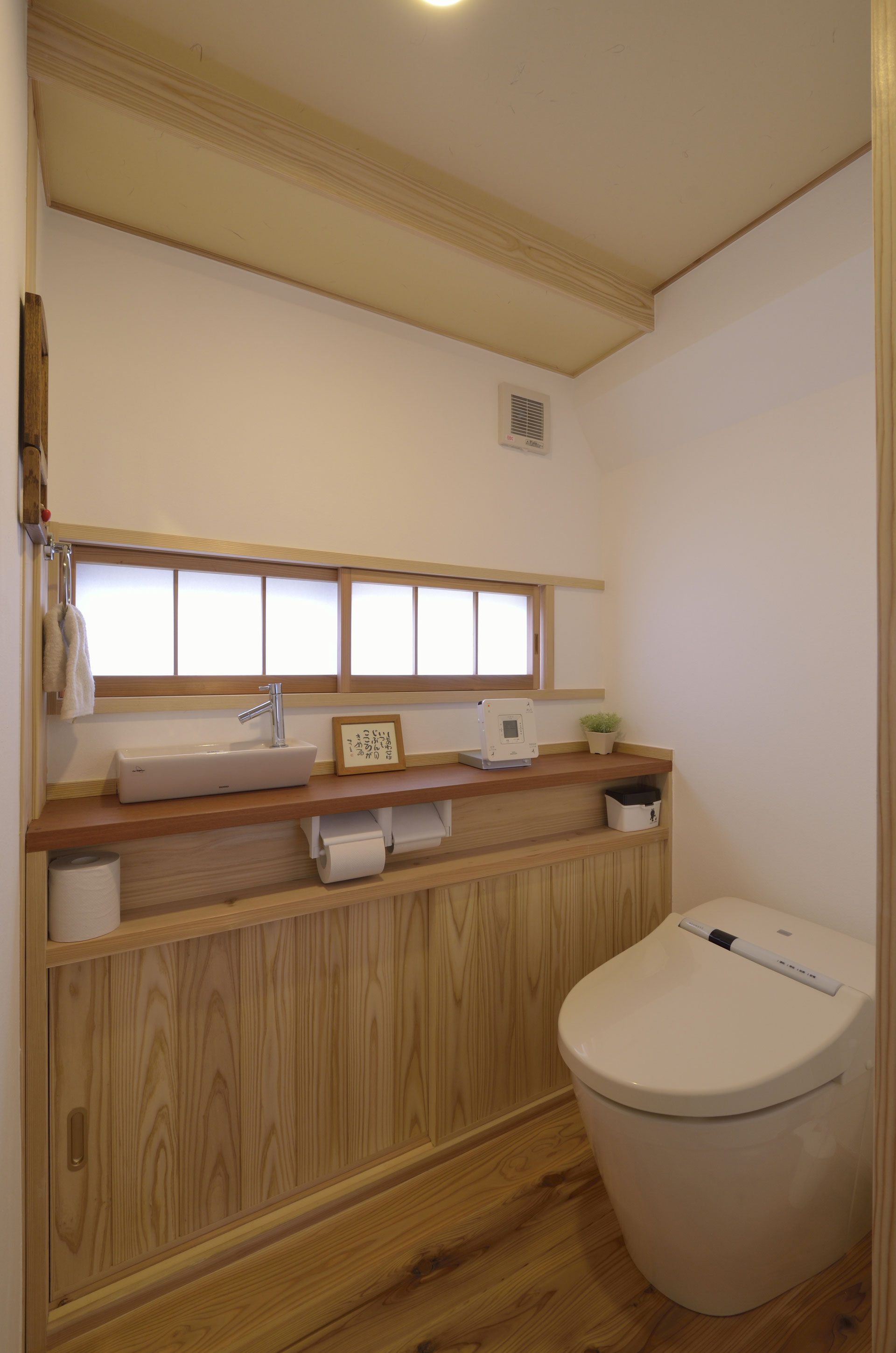 トイレに窓は大事 シンプルな木の家