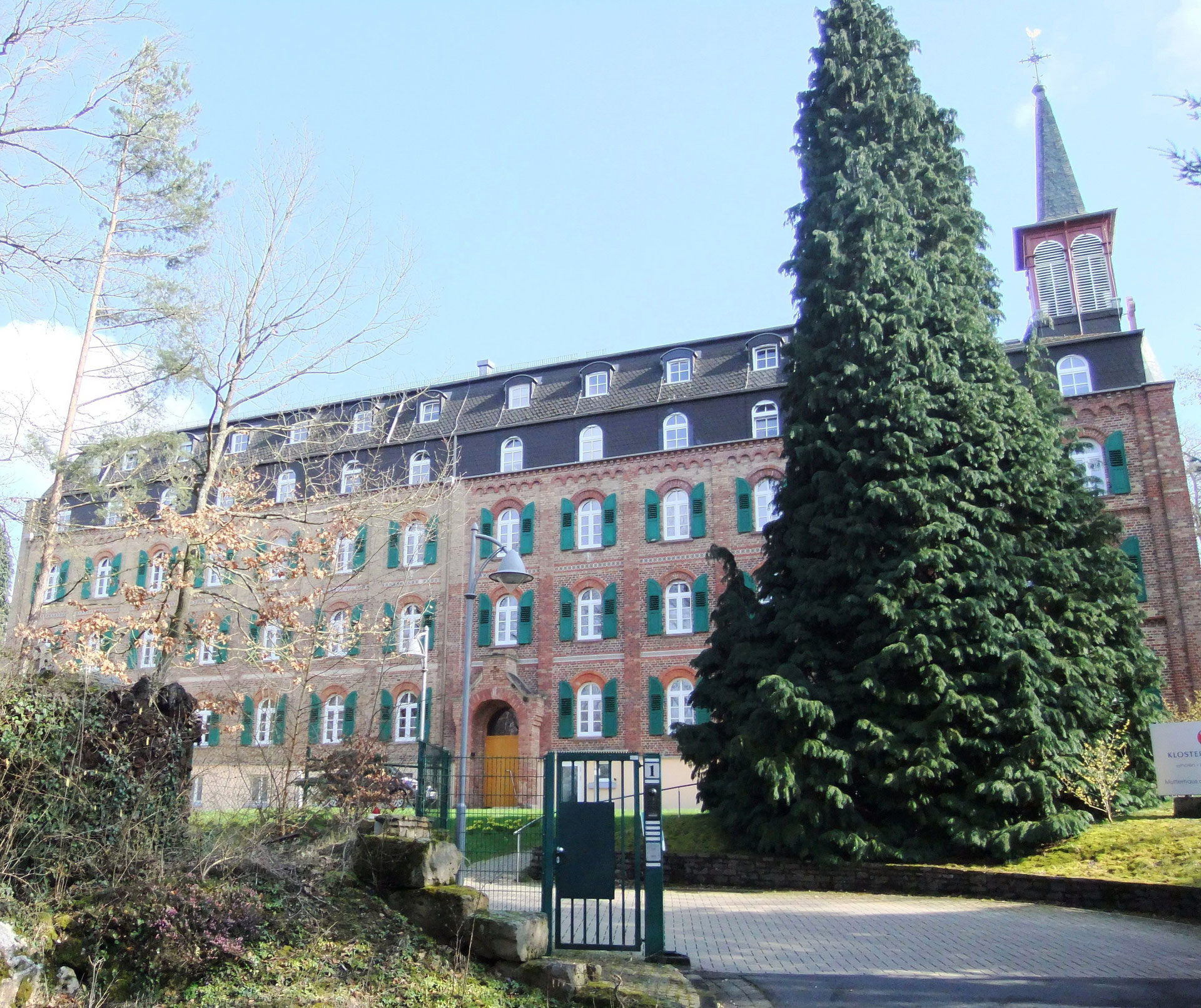 Kloster Arenberg in Fotos DER KREATIVITÄT EINEN RAUM GEBEN. Jeder Mensch ist ein Künstler.