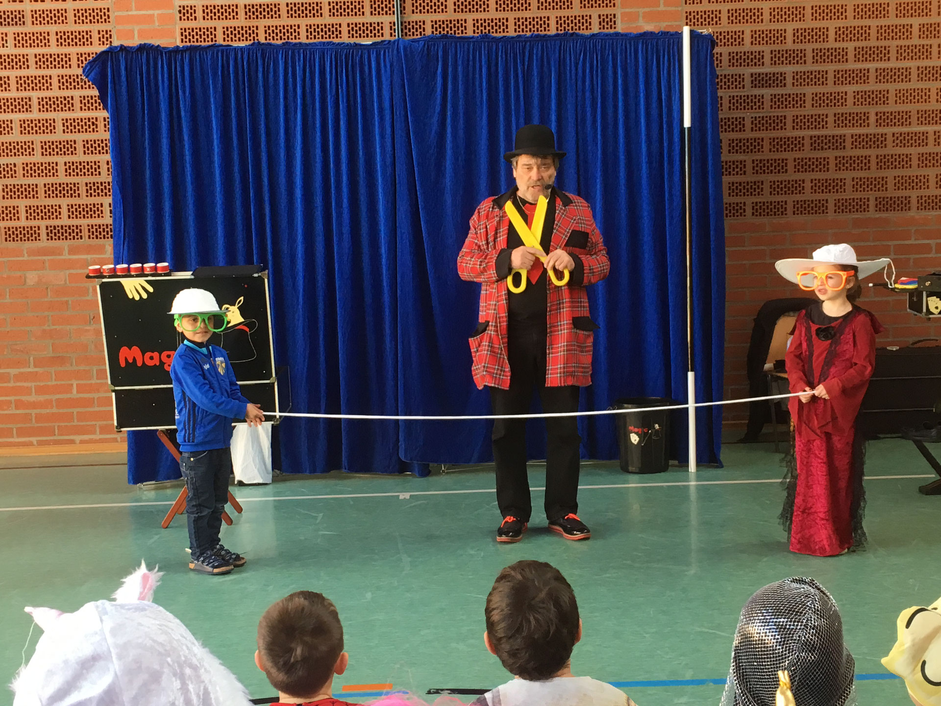 Grundschulfasching mit Zauberer Helli  Grund und Mittelschule Buch am