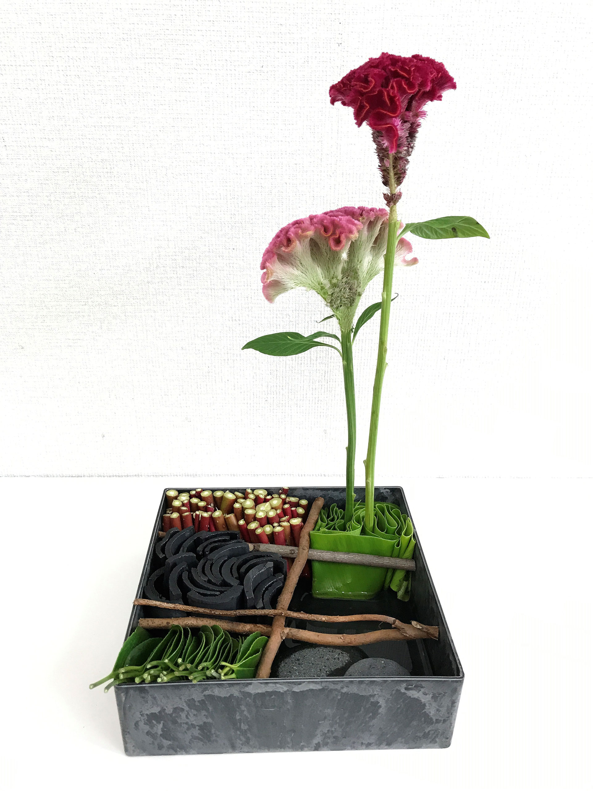 自然素材を使った花留めとススキのキリギリス 茨木市と寝屋川市フラワーアレンジメント教室 花kyoushitu