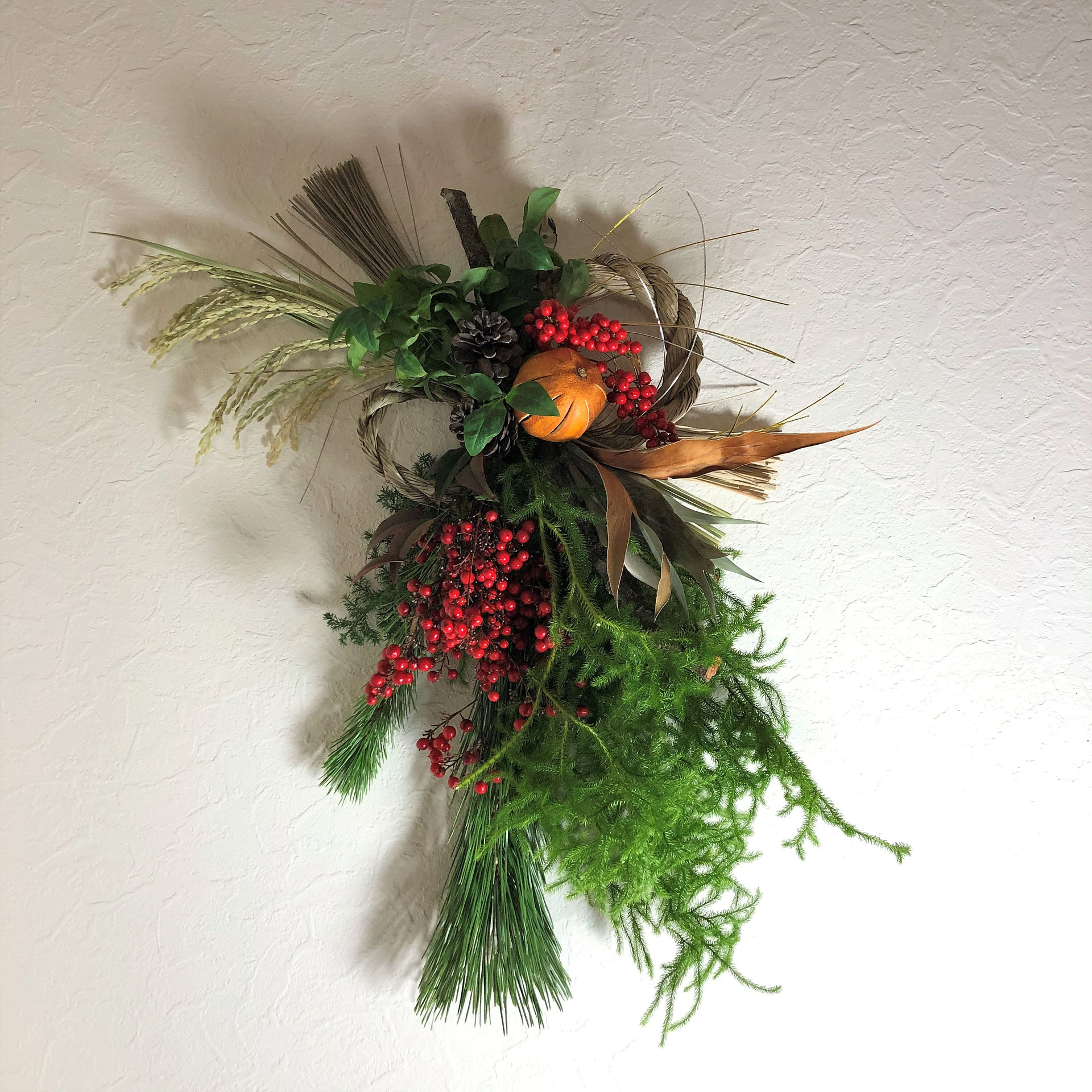 ヒカゲノカズラとナンキンハゼと水引きを添えたしめ縄リースお正月飾り