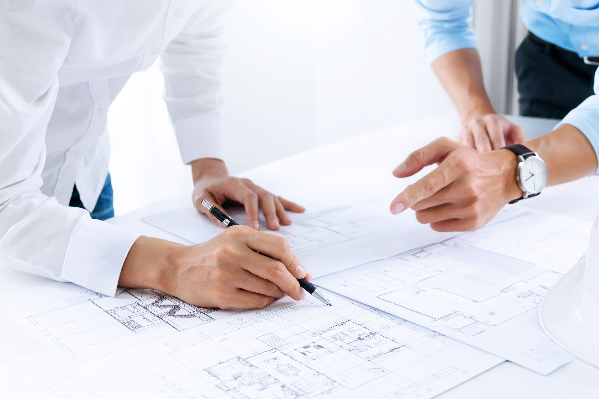 Госконтракт. Финансовая доступность картинки. Заключение договора. Подготовим подписание. Человек подписывает документы.