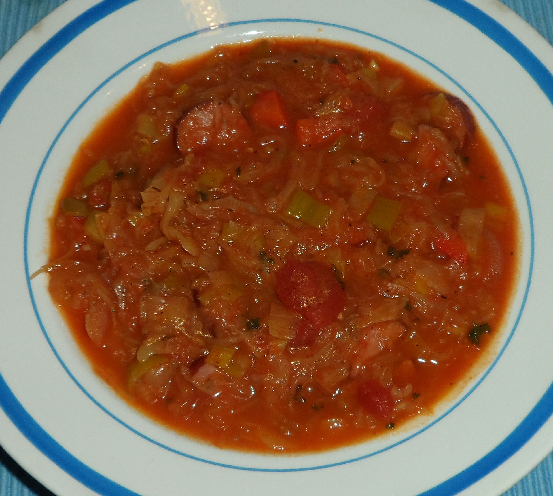 Sauerkraut-Eintopf - mit Lauch, Tomaten &amp; Cabanossi - christagrafs ...