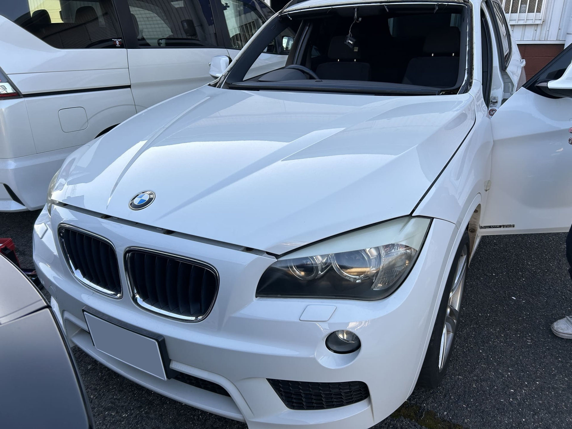 フロントガラスを交換してるBMW