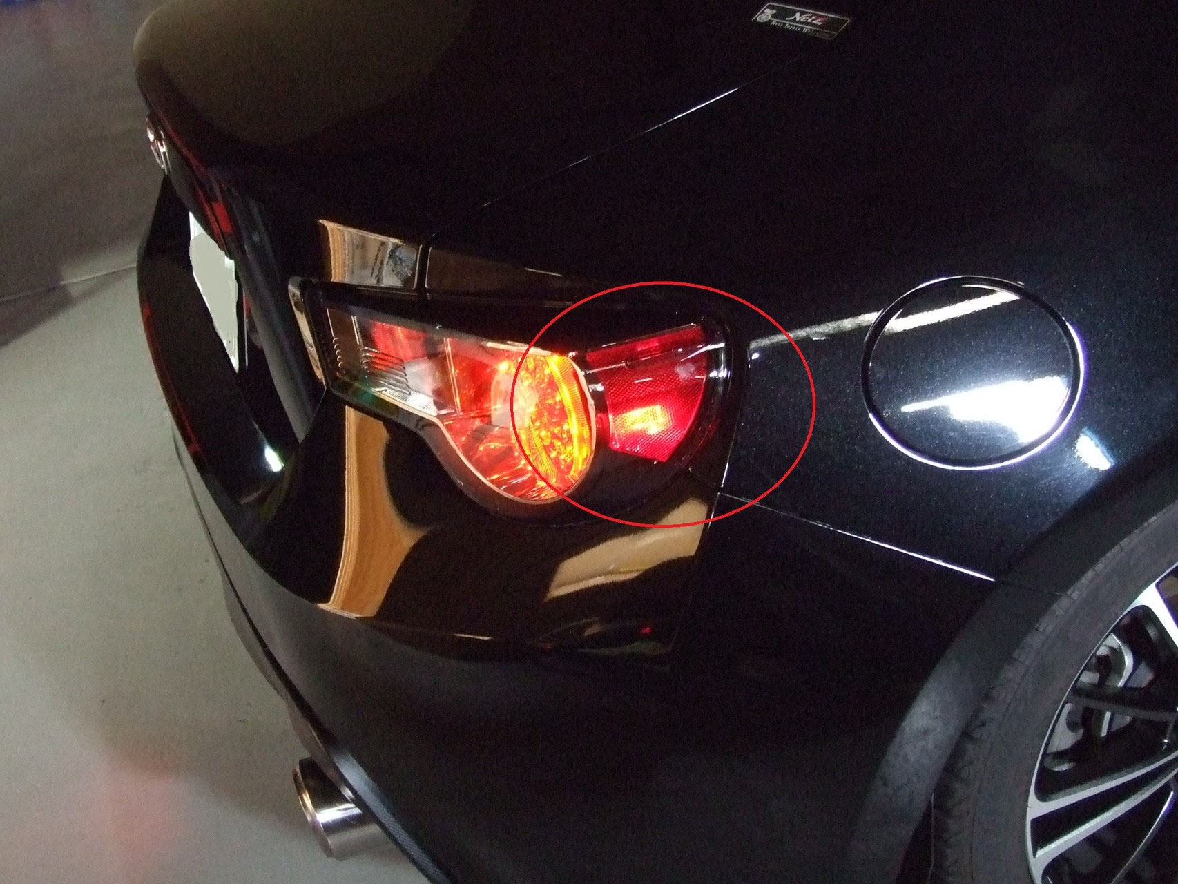 スモーク塗装したテールライトでブレーキランプの光り方