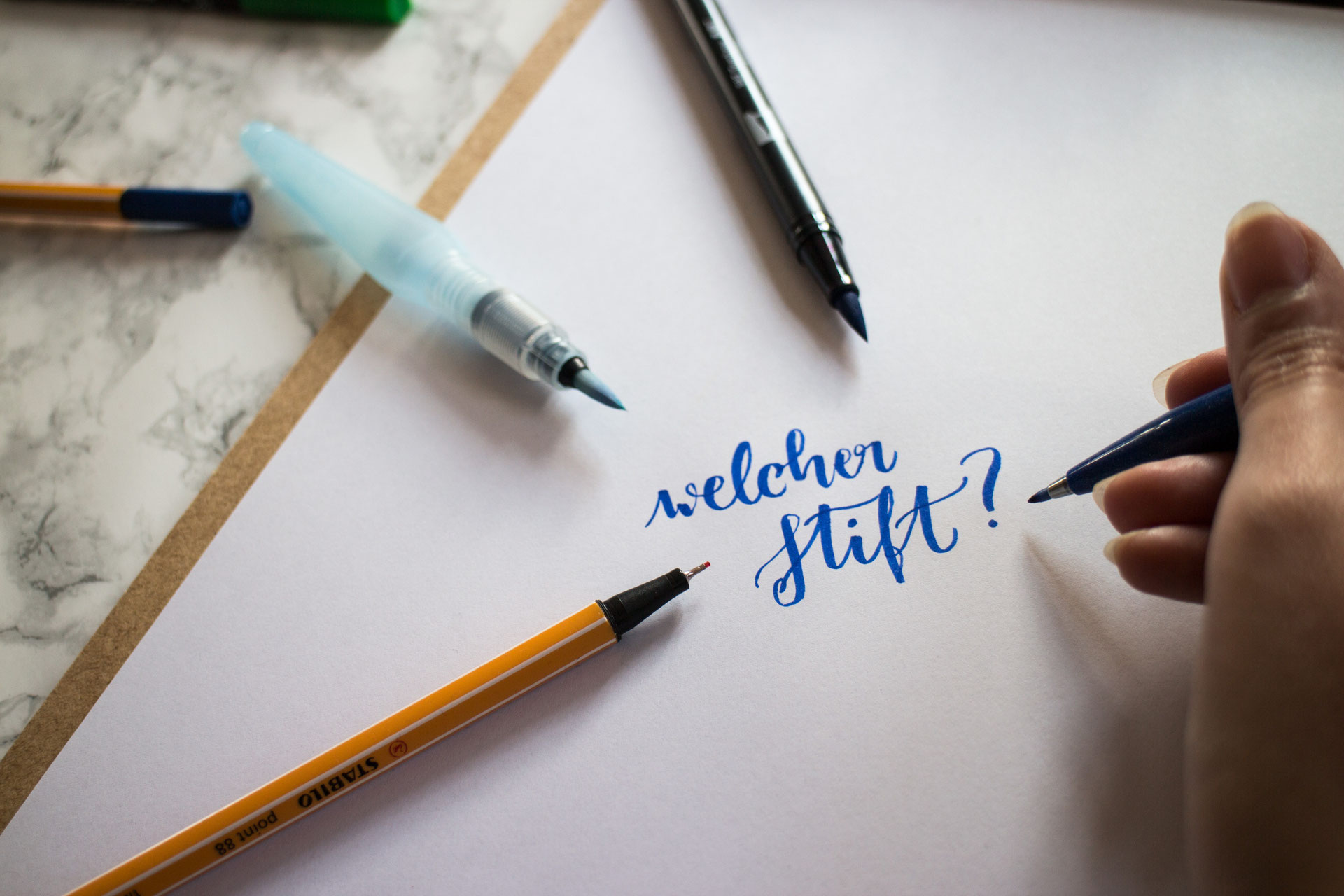 Stifte und Pinsel für Handlettering - Cari Lettert