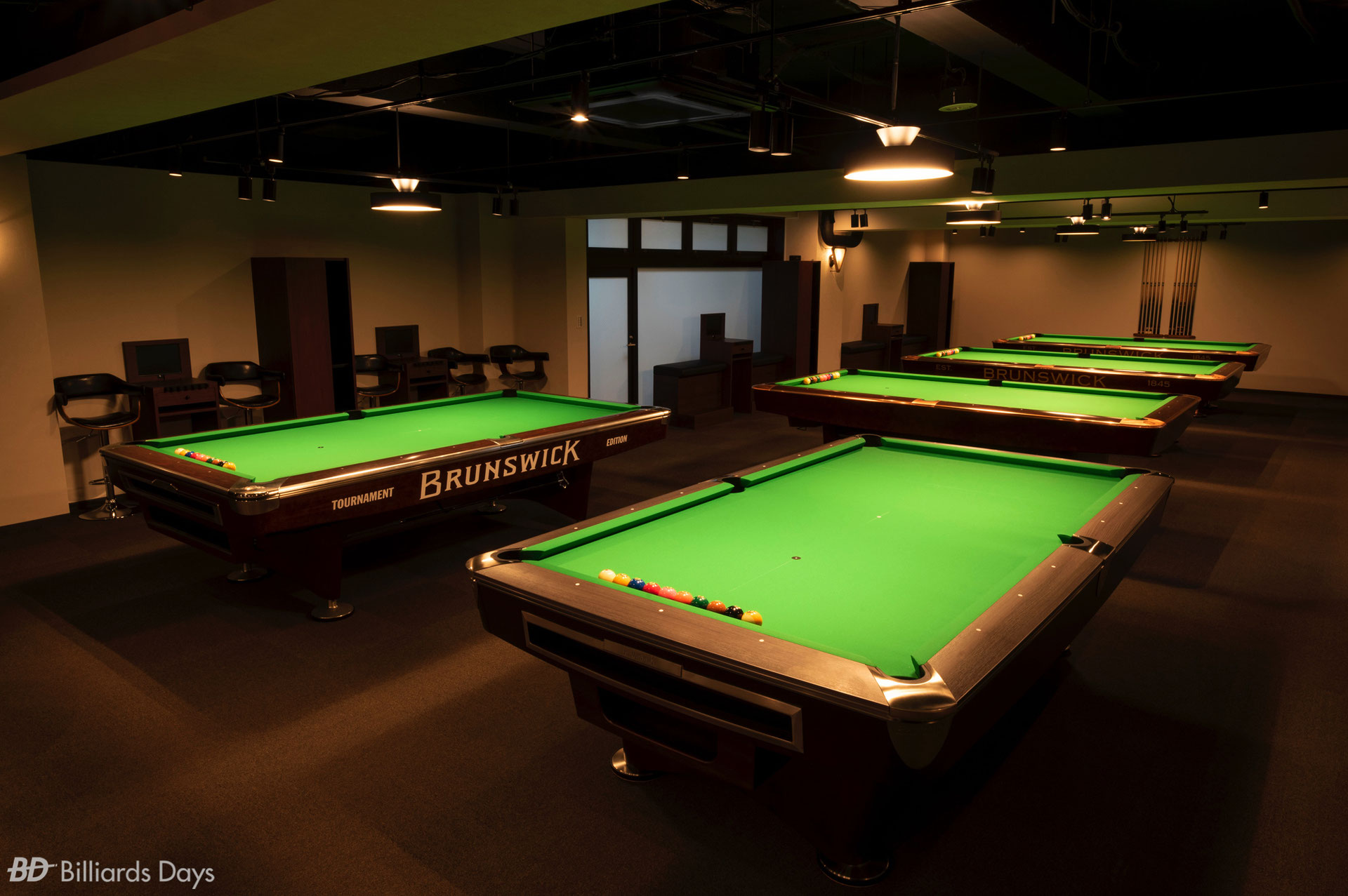 BD〉元「メガネプロ」野内麻聖美さんのビリヤード場『たまや』in 西