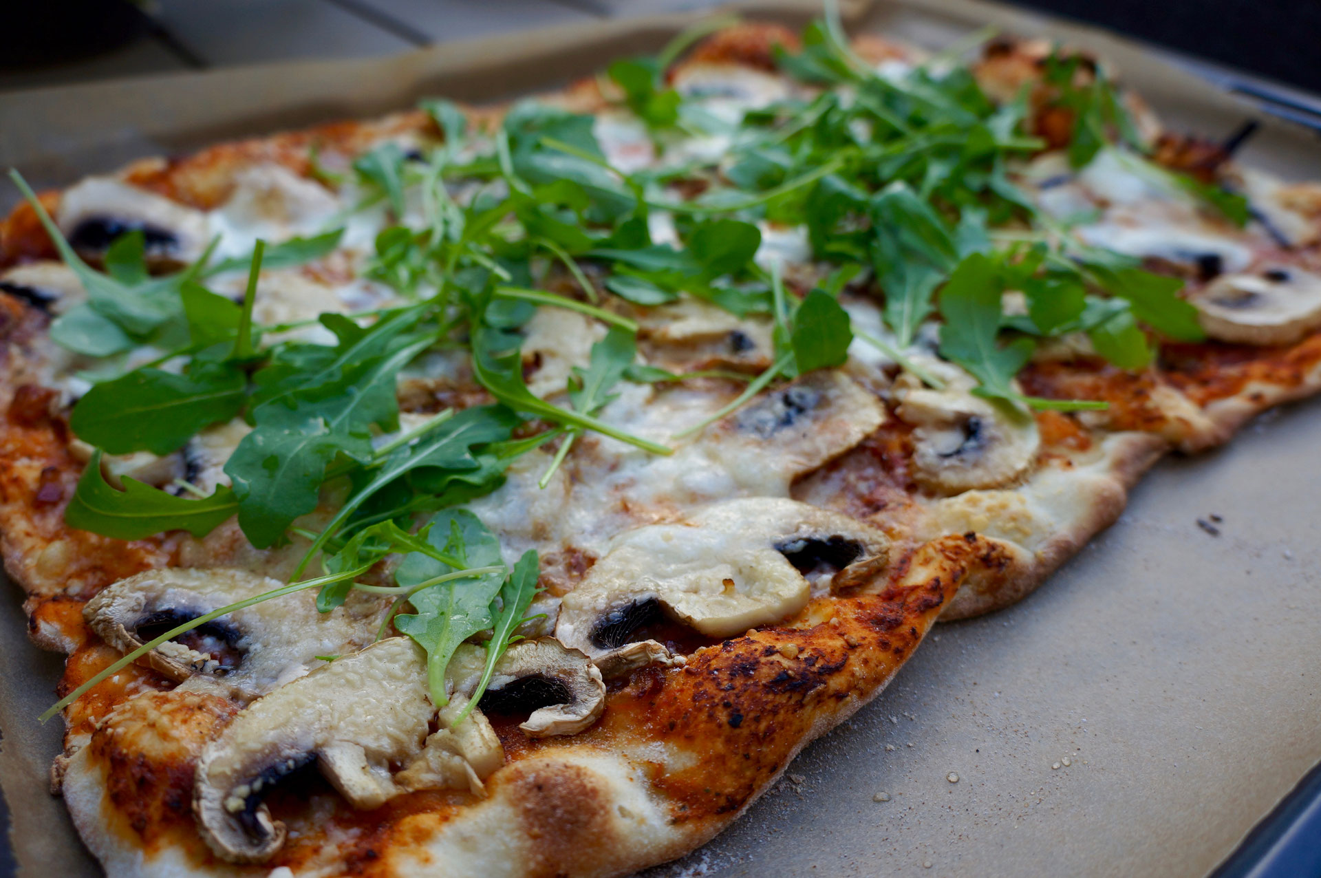 Pizza mit Rucola und Mozzarella - tinakocht.de - Rezepte - Kochen ...