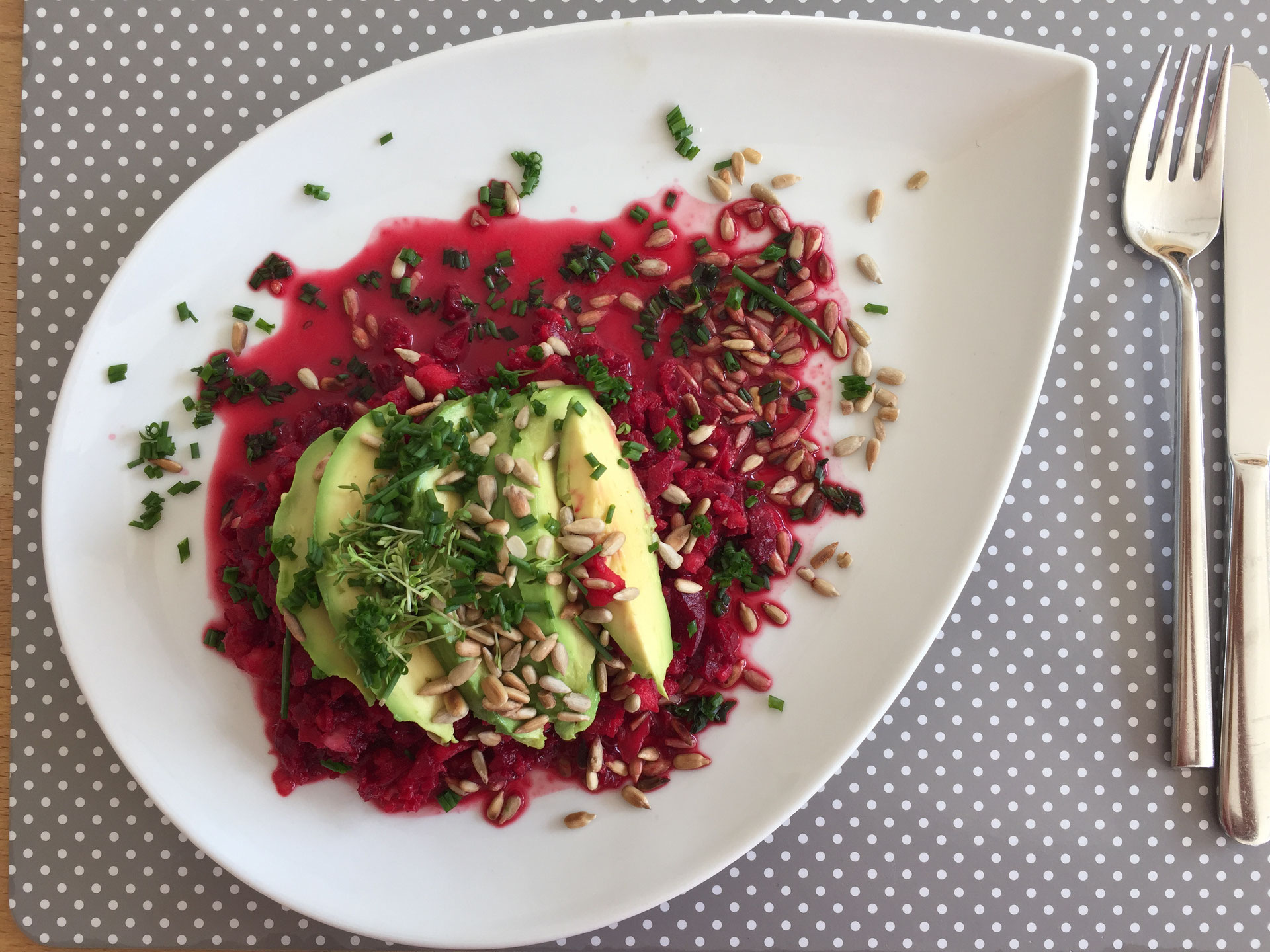 Rote Beete-Apfel Salat mit Sonnenblumenkernen und Avocadospalten ...