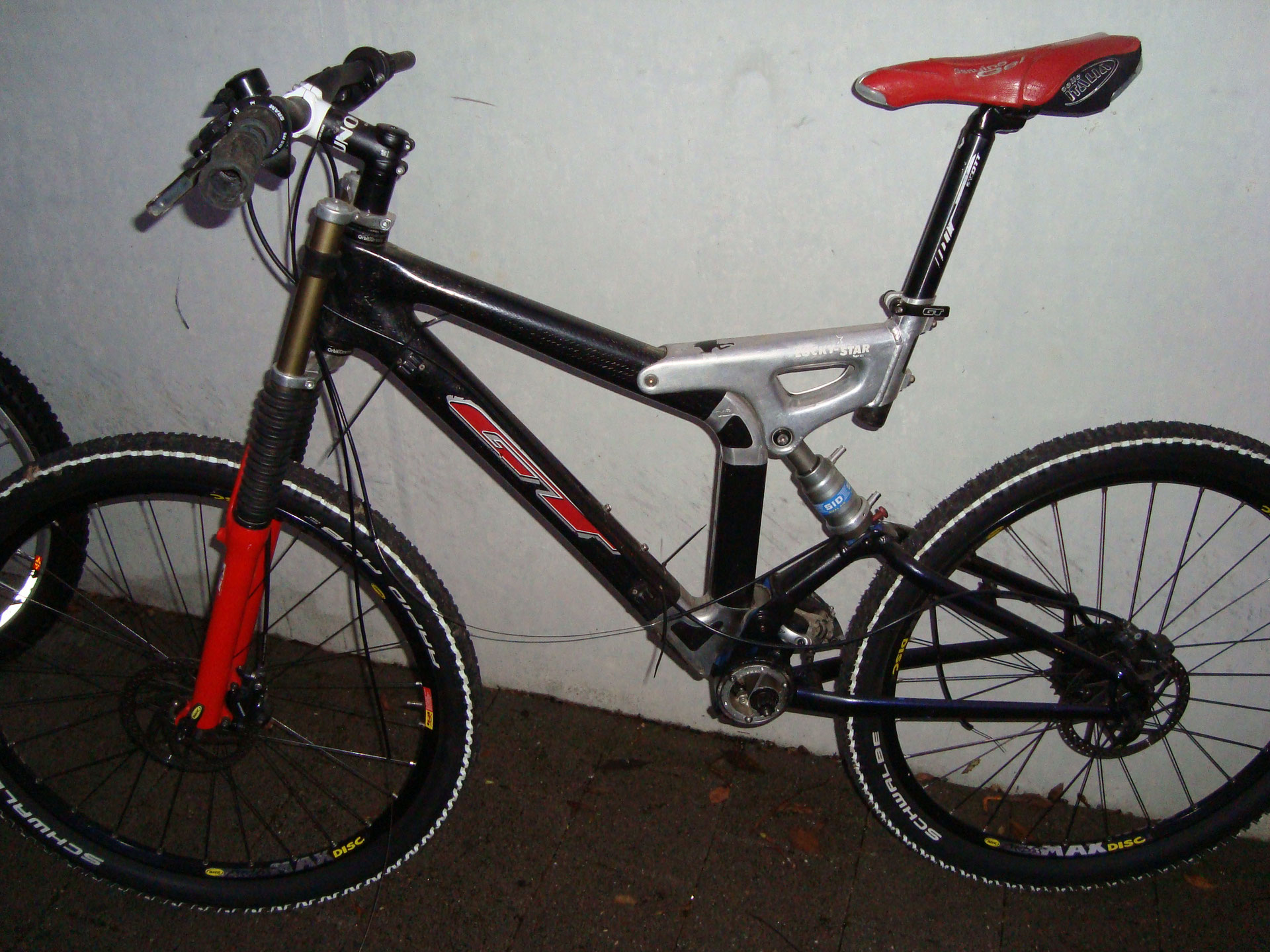 das fahrrad braucht ein neuen ständer