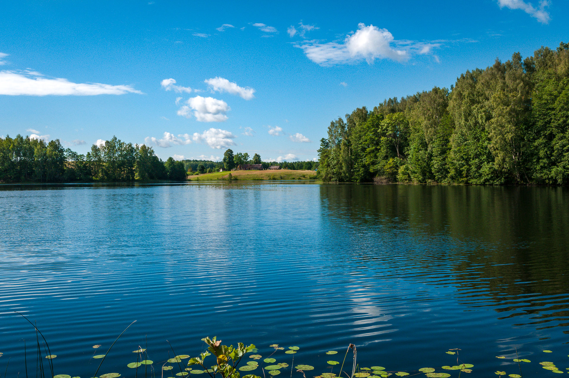 Märchenhafte Landschaft von Litauen und ein Haus am See - BuyMyPics