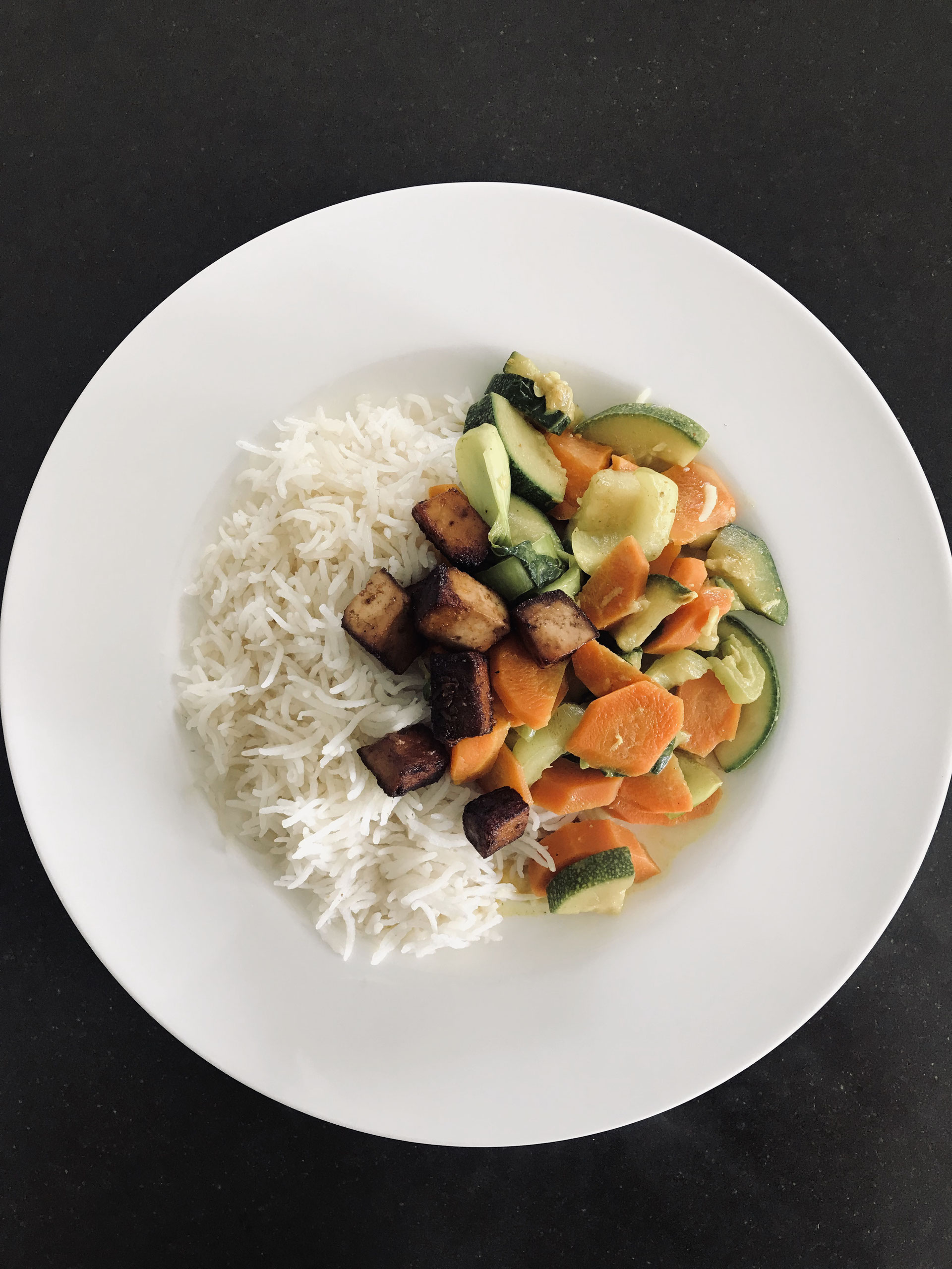 Gemüsecurry mit gebratenem Tofu und Basmati Reis - ayurvedazeit