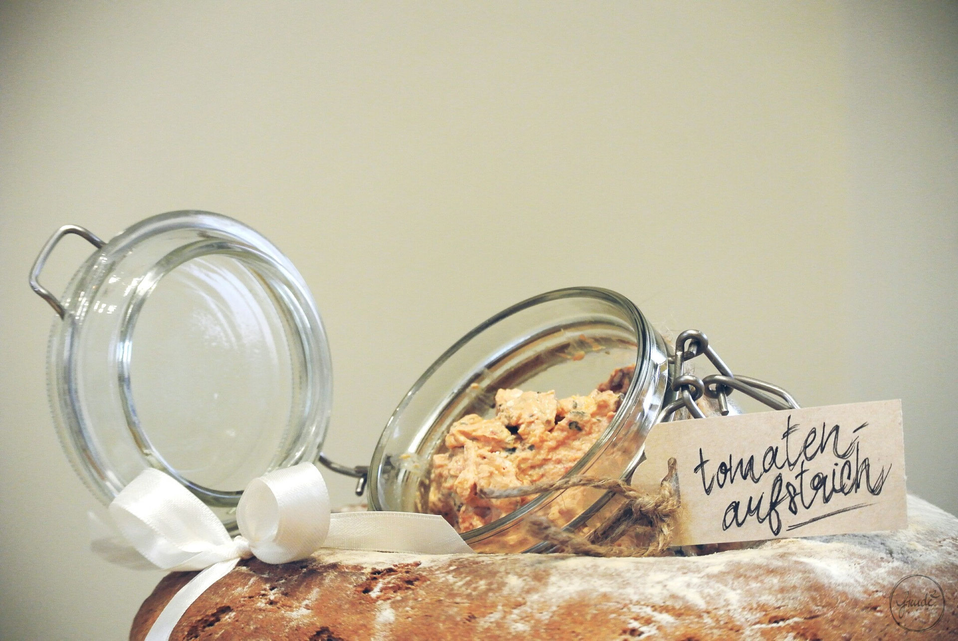 Selbstgemachtes Italienisches Lieblingsbrot mit Tomaten Aufstrich