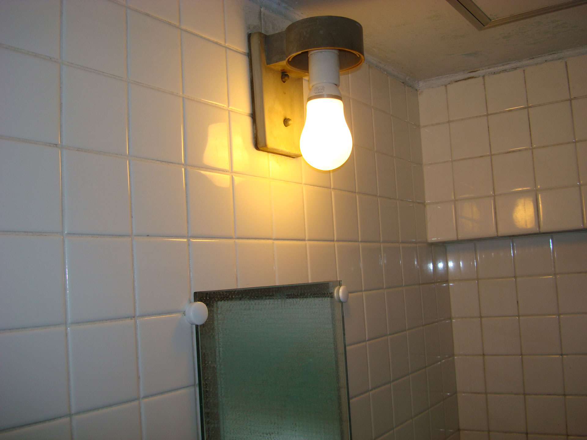 簡単な作業ですが電気工事士免状が必要です。浴室の照明交換に行ってまいりましたー(｡･ω･)ﾉﾞ 堺市 堺区の福合