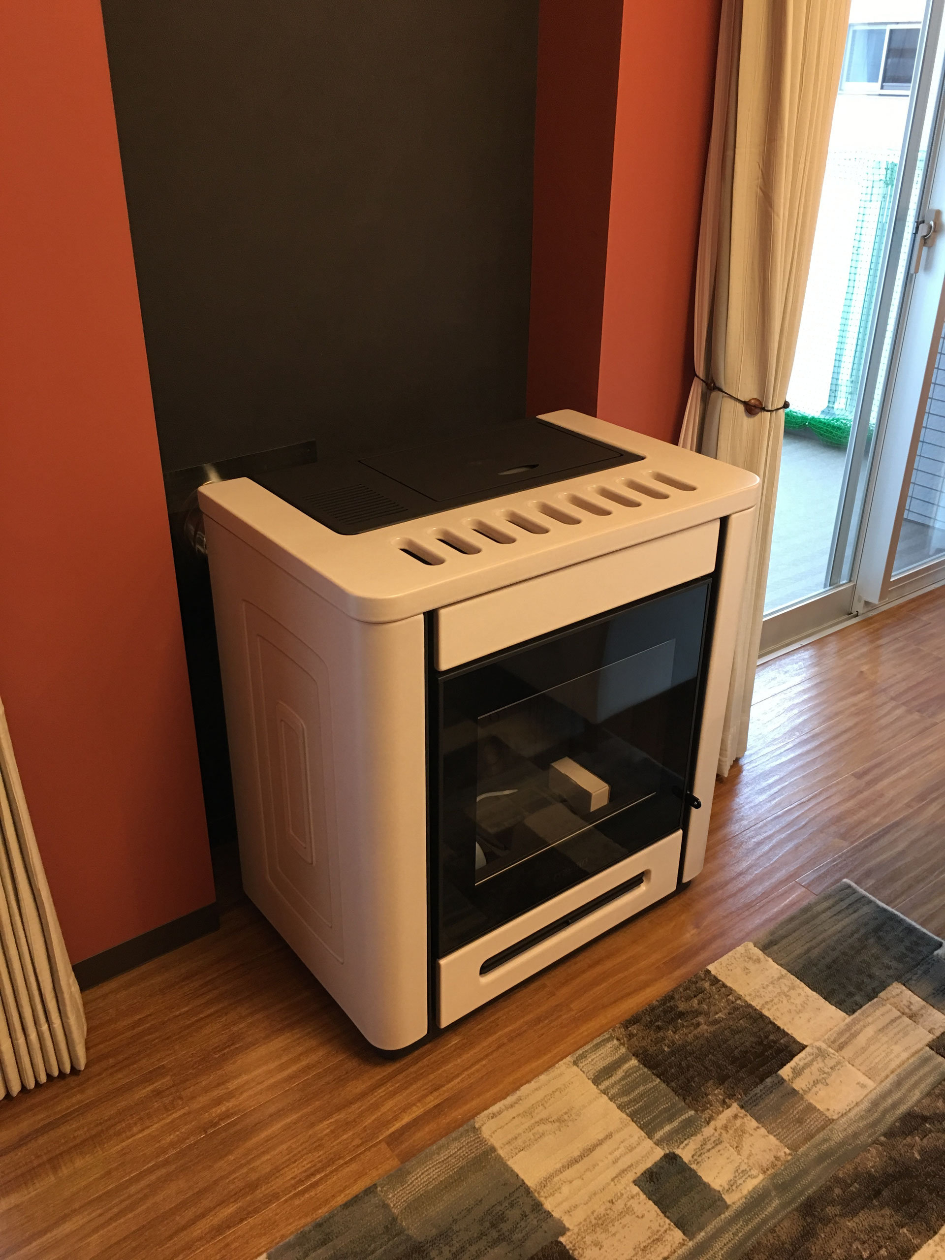 イタリアの名門　ピアツェッタ社製ペレットストーブ　LINE　展示デモ機 イタリアの名門 ピアツェッタ社製ペレットストーブ LINE 展示デモ機