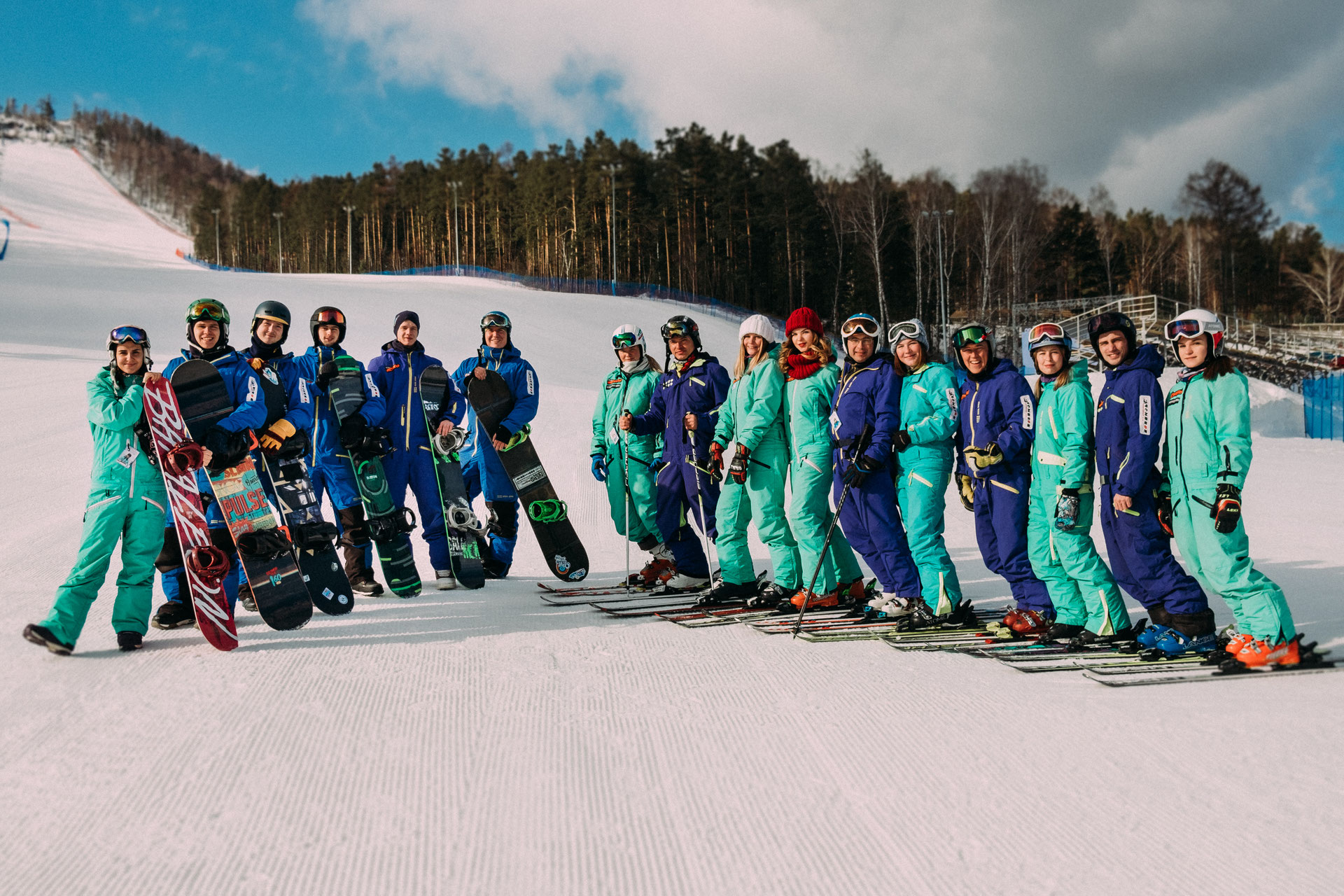 детский горнолыжный спорт. домик лесника обозначение на карте. детский лыжный спорт. обозначение на карте цифрой 1. участники школьной горнолыжной секции выбирают место.
